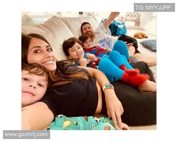 足球明星与儿子互动搞笑视频温馨瞬间引发网友热议与点赞